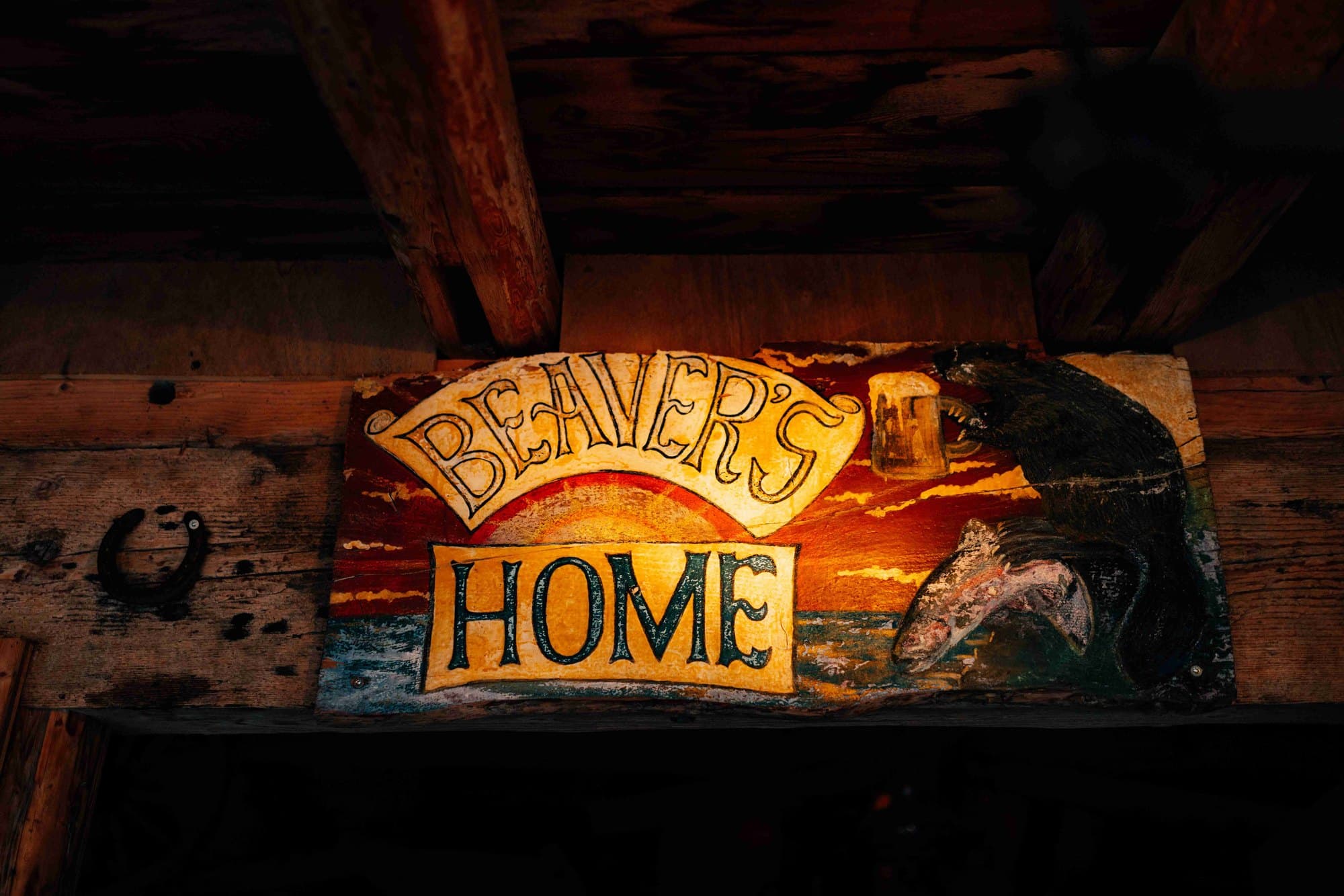 Handgemaltes Holzschild «Beaver’s Home» mit Biber und Sonnenuntergang