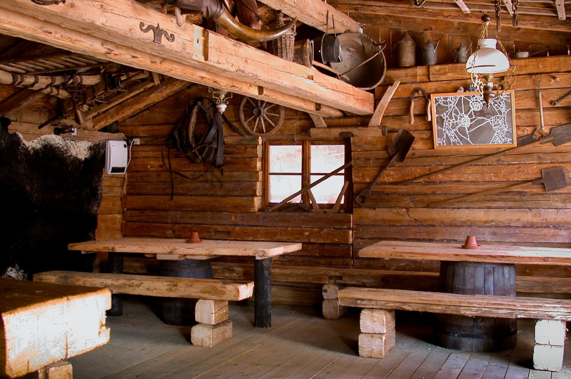 Der Biber von innen mit Holzbänken und Fenster