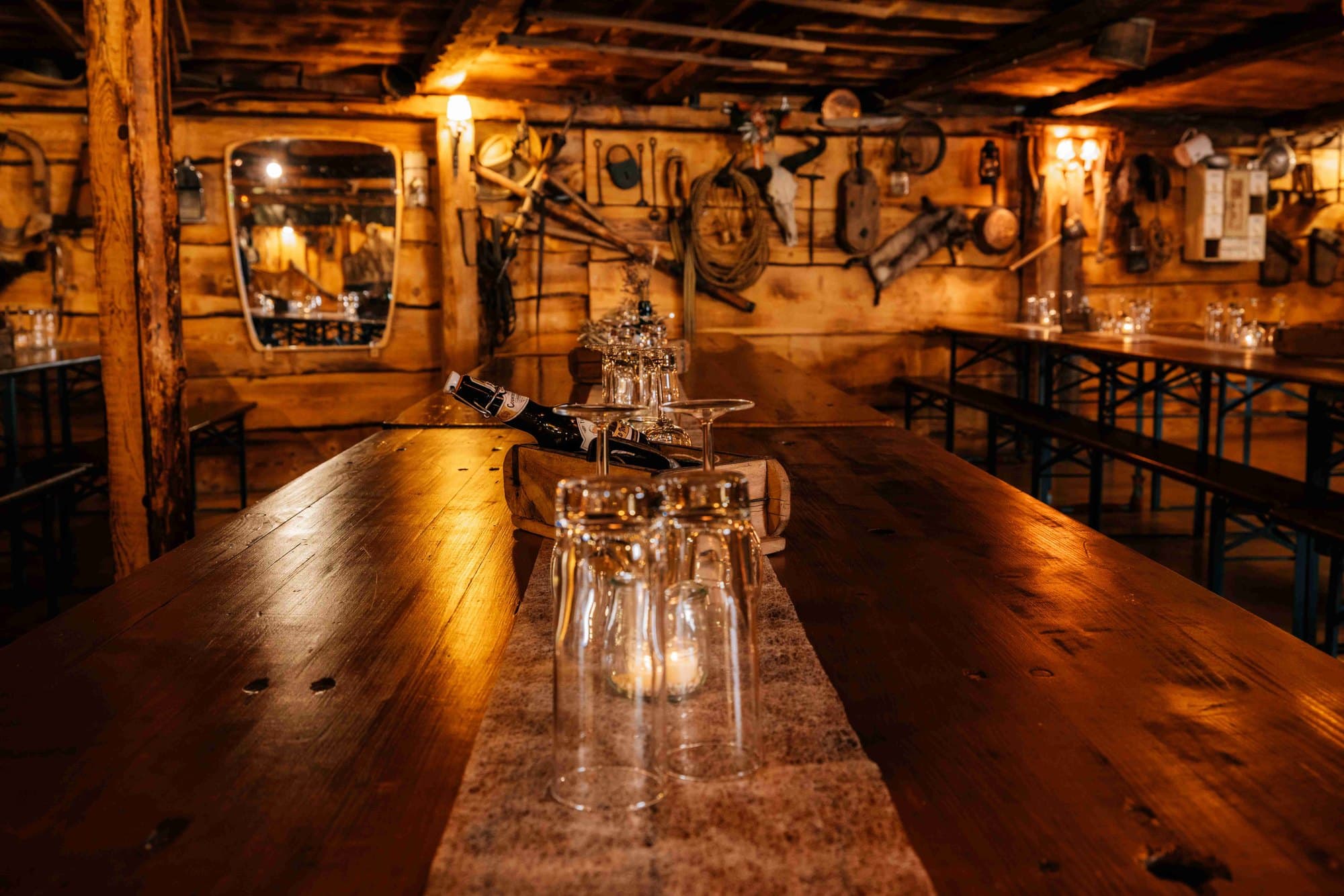 Umgedrehte Gläser auf dem Holztisch im Saloon