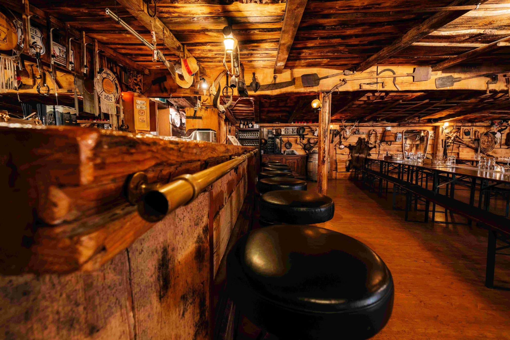 Die Bar des Saloons mit Lederhockern