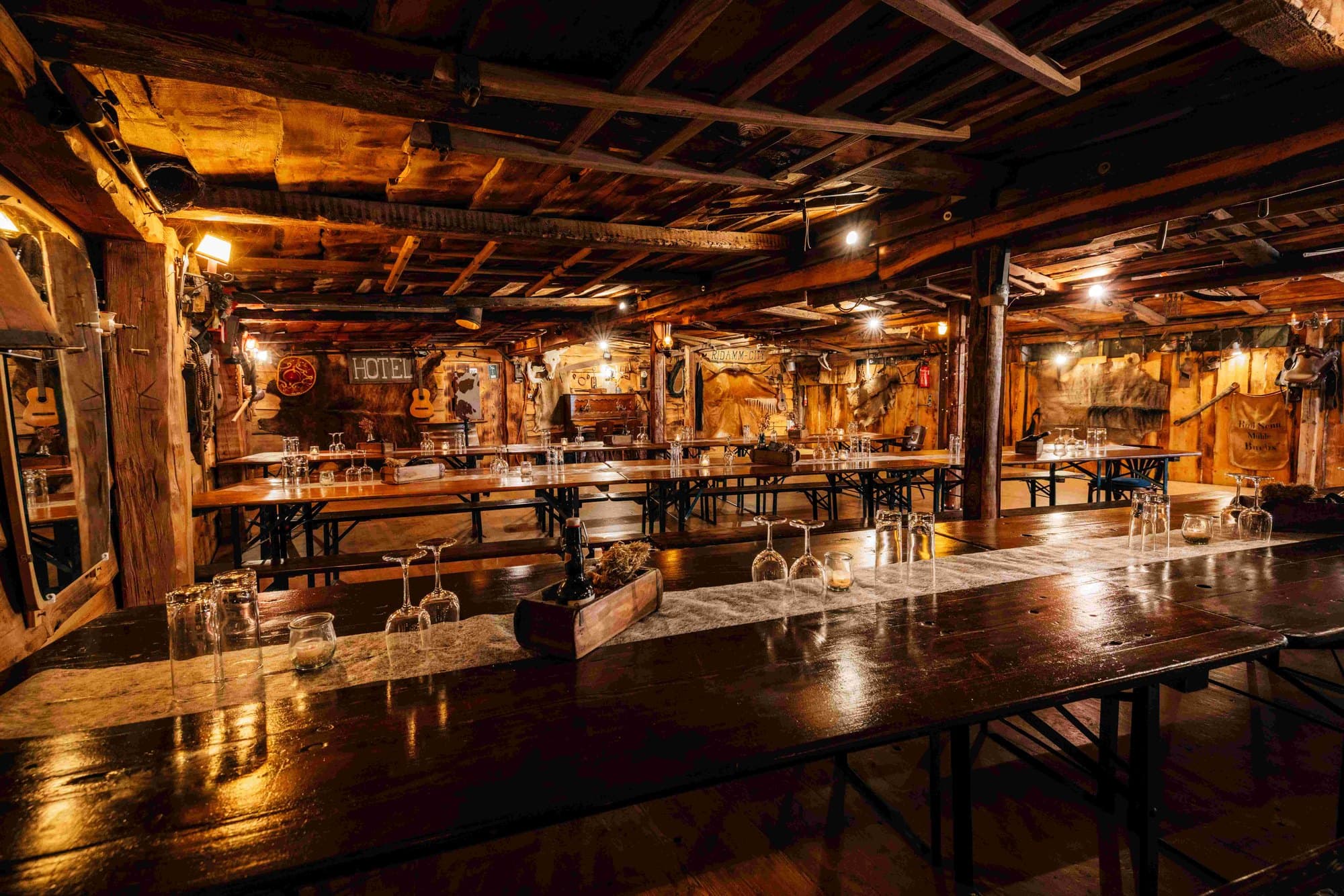 Blick durch den Saloon über die gedeckten Tische