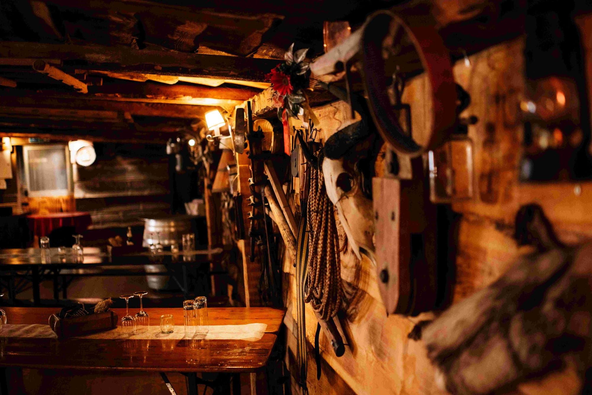 Lederzeug und Westerndeko an der Holzwand des Saloons
