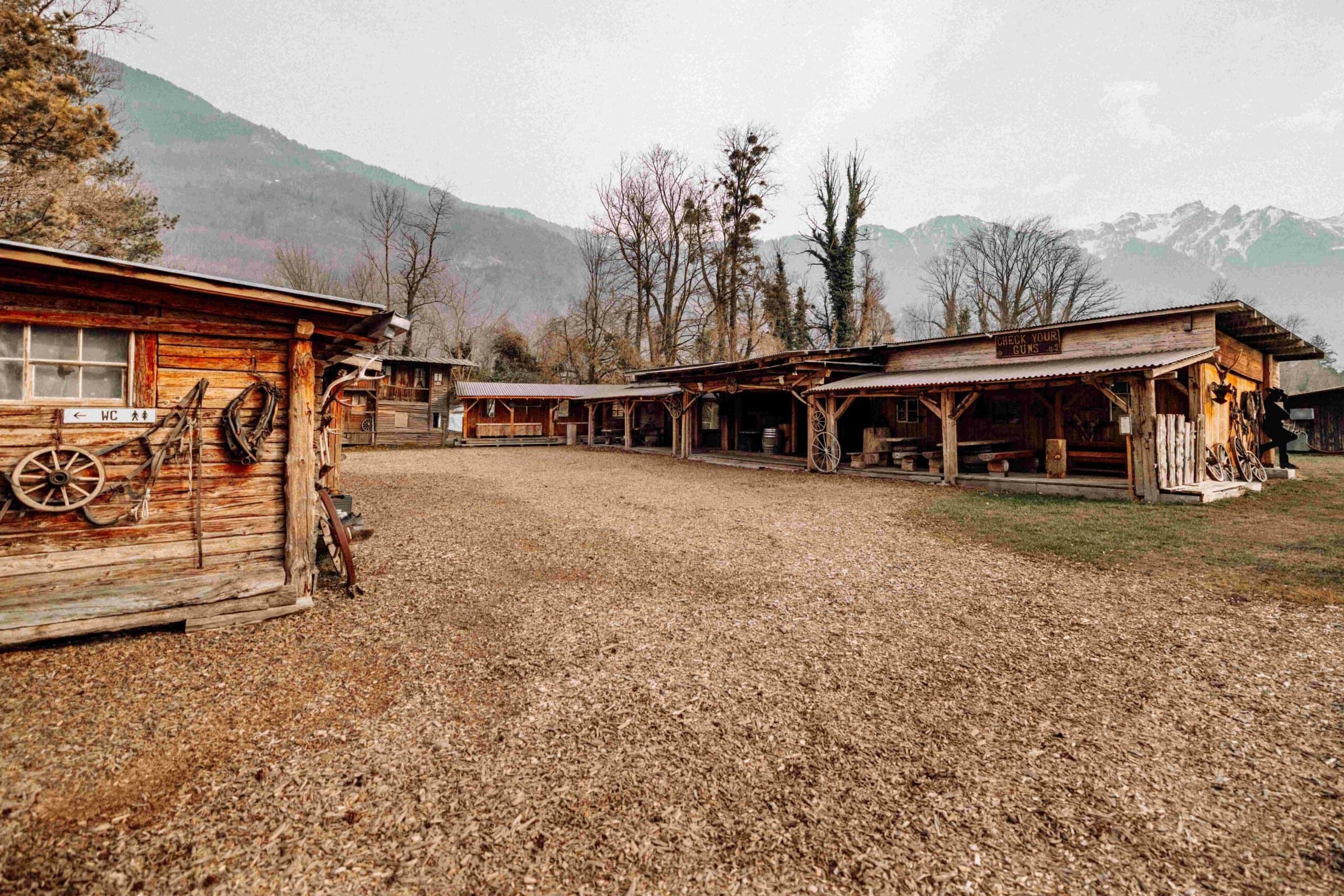 Holzfassade der Westernstadt mit den Bergen des Rheintals