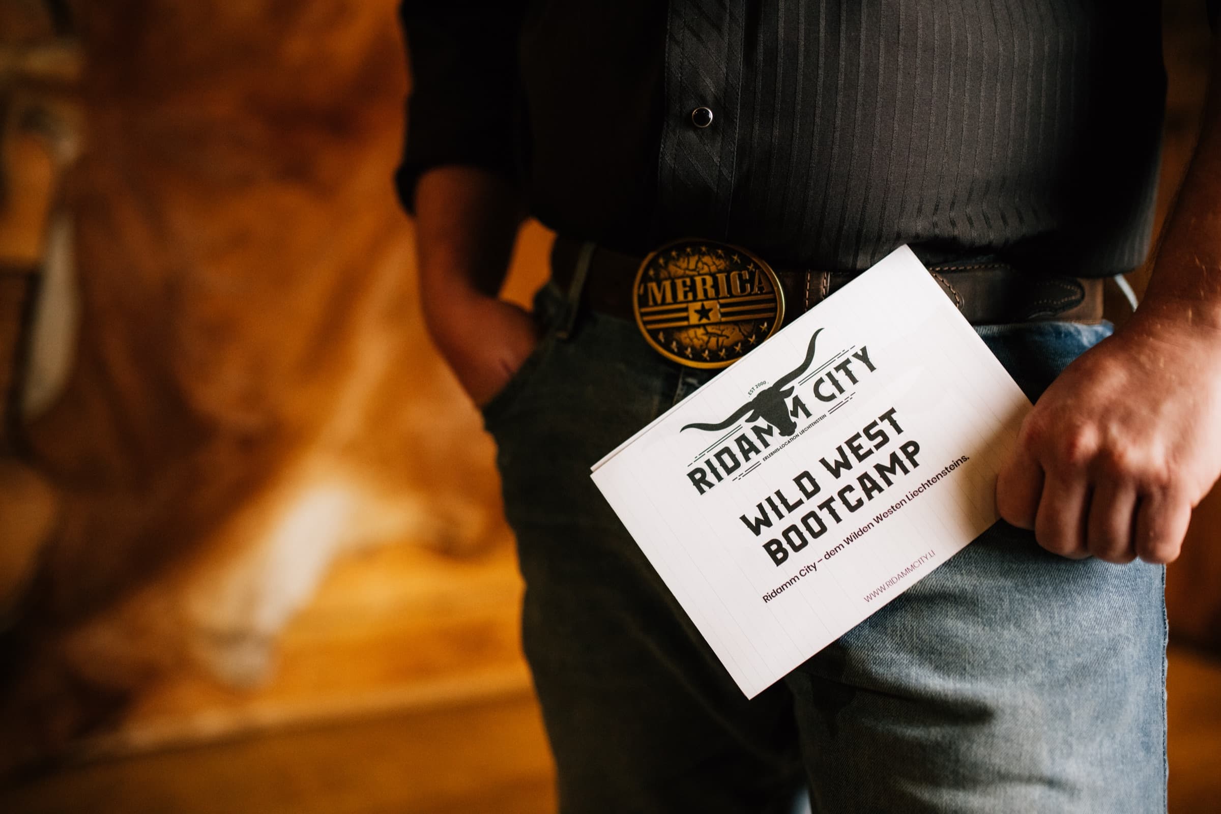 Ein Gastgeber hält das Programm zum Wild West Bootcamp