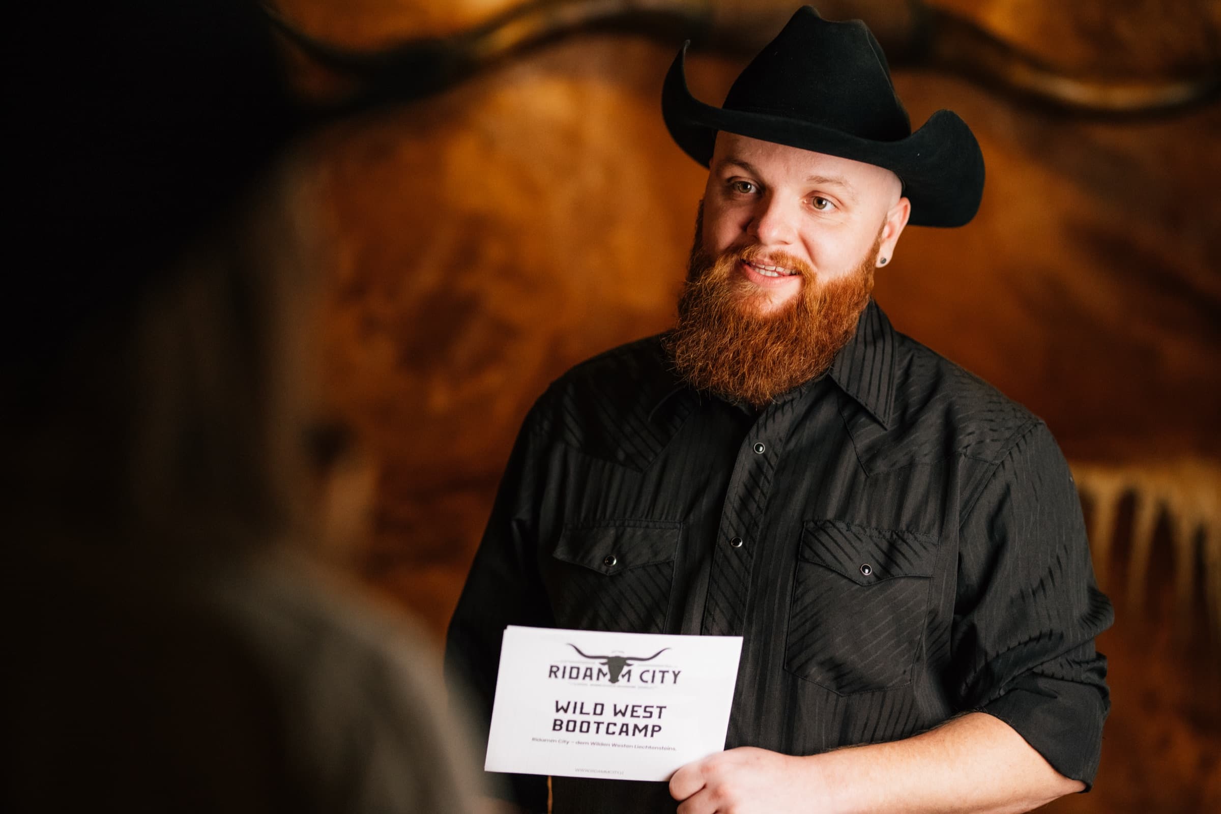 Pascal mit dem Schild zum Wild West Bootcamp