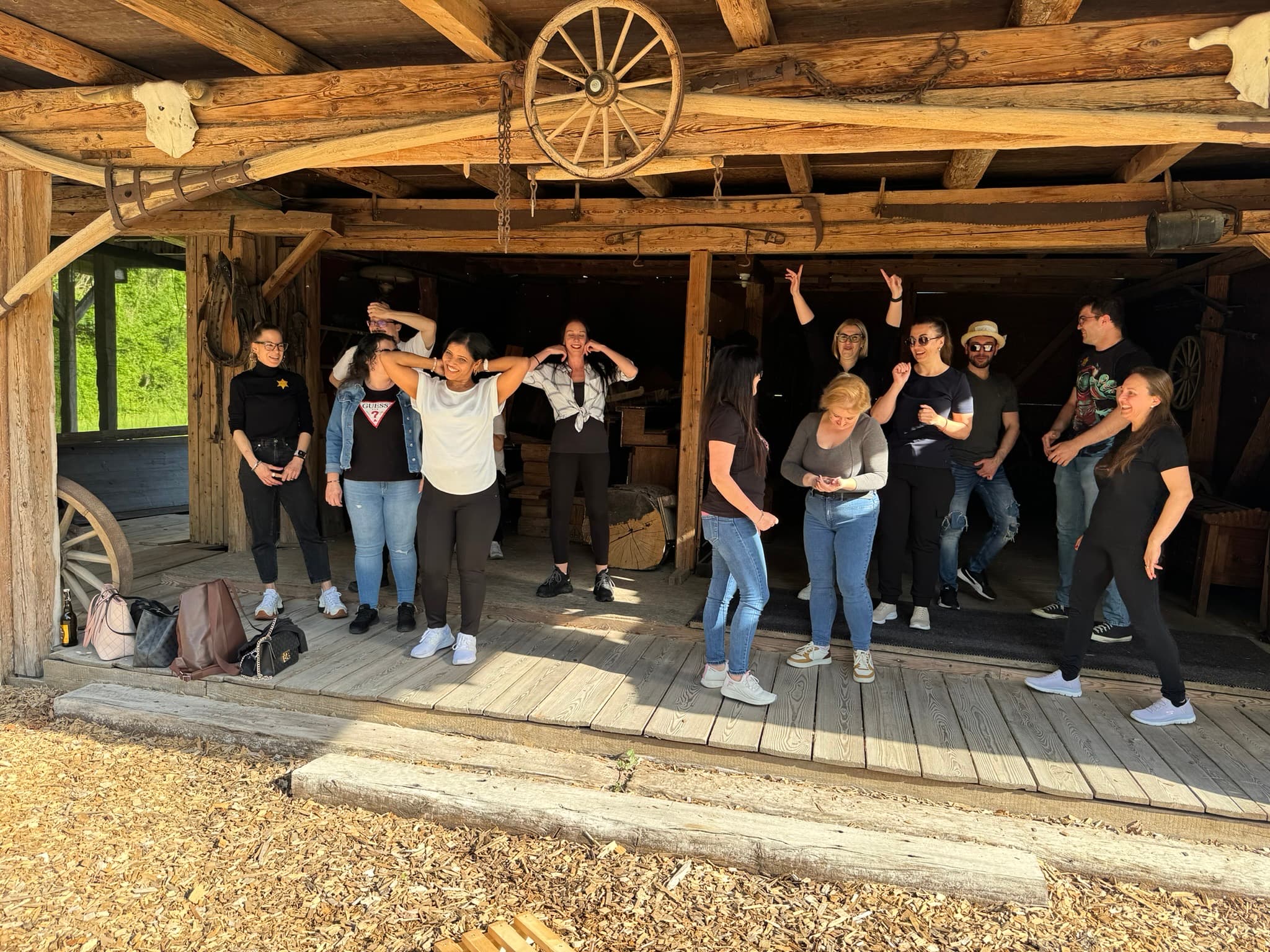 Ein Team tanzt Line Dance auf der Veranda der Westernstadt
