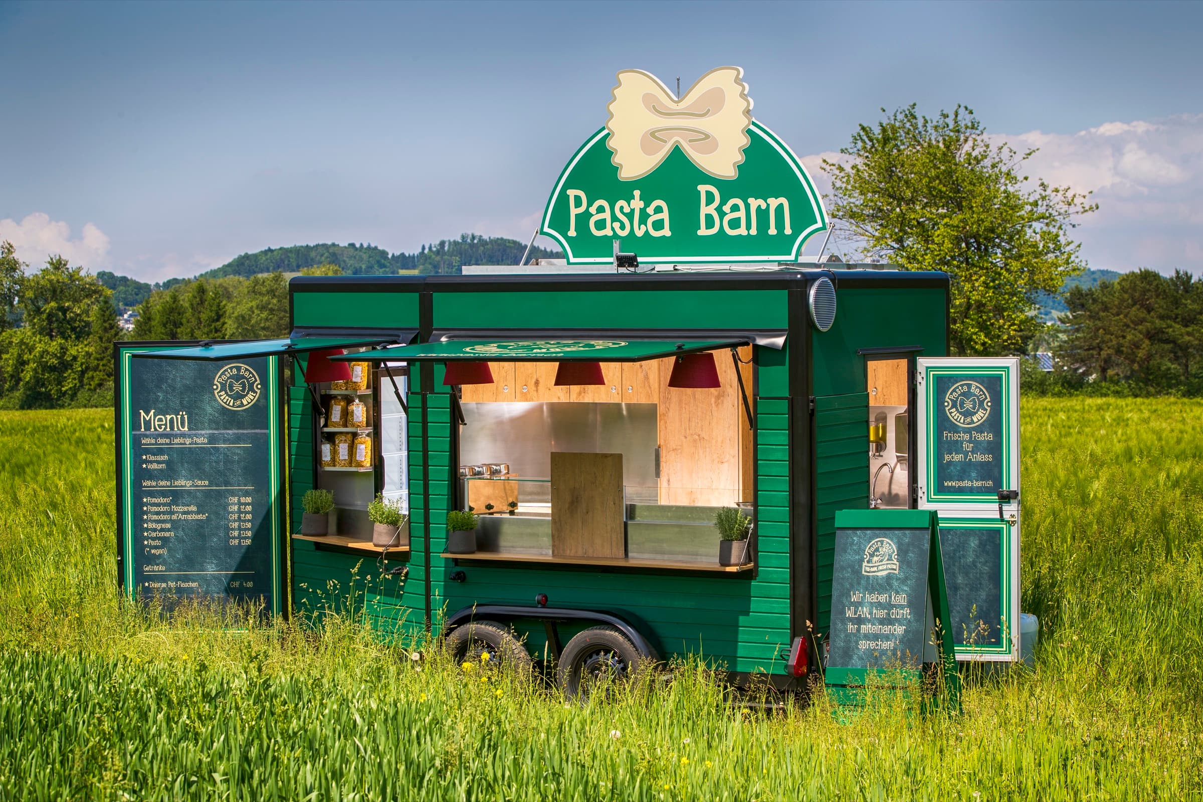 Der Pasta-Barn-Foodtruck mit frischer Pasta am Anlass